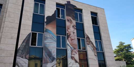 Inaugurato il primo grande murales del “Gaslini Art Project” realizzato da Andrea Ravo Mattoni sulla parete esterna del padiglione 20 (Foto e Video)
