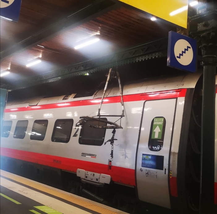Stazione Principe: salta cavo dell'alta tensione su treno in galleria, timore per i passeggeri