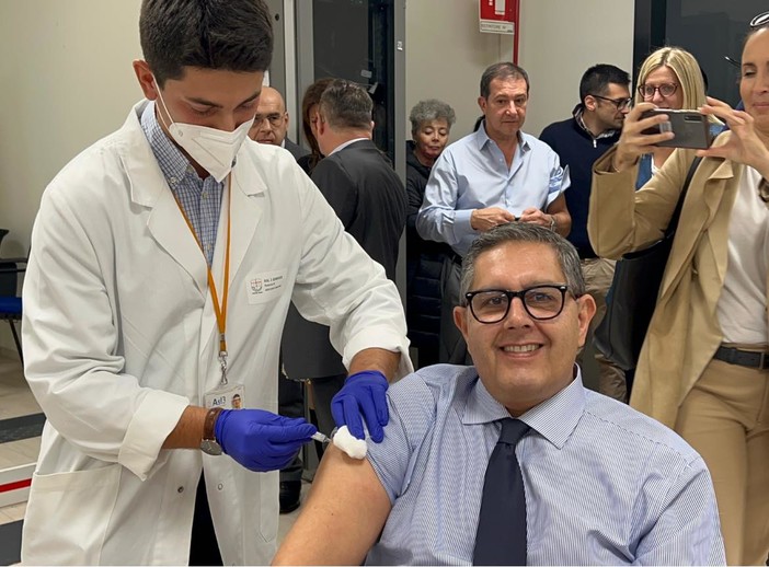 Il presidente della Regione quando ha ricevuto la prima dose del vaccino