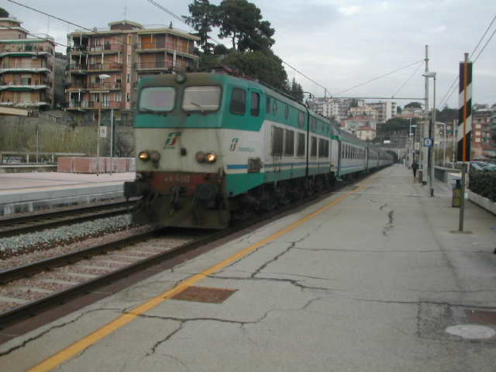 Il PCI: "Personale addetto a pulizia treni liguri non percepisce lo stipendio da settembre" Il PCI: "Personale addetto a pulizia treni liguri non percepisce lo stipendio da settembre"