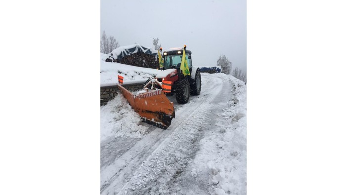 Neve in Liguria: trattori Coldiretti puliscono le strade rurali Neve in Liguria: trattori Coldiretti puliscono le strade rurali