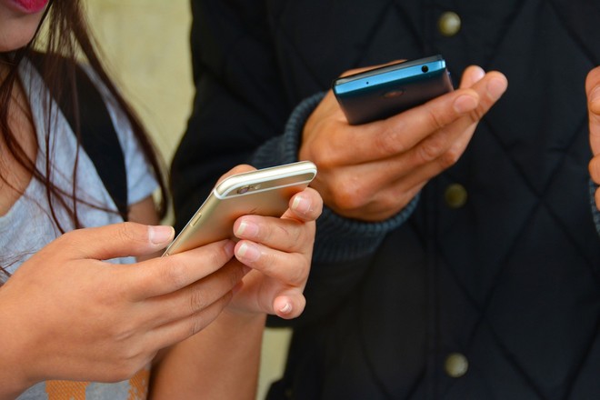 Professoresse svestite con l’IA nella chat di classe: denunciati due quattordicenni Professoresse svestite con l’IA nella chat di classe: denunciati due quattordicenni