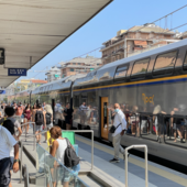 Taglio dei treni da Levante: viaggi tra ritardi, pochi posti a sedere e convogli troppo corti