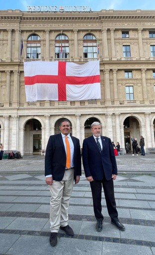 Srotolata la Bandiera di San Giorgio sulla facciata del Palazzo della Regione