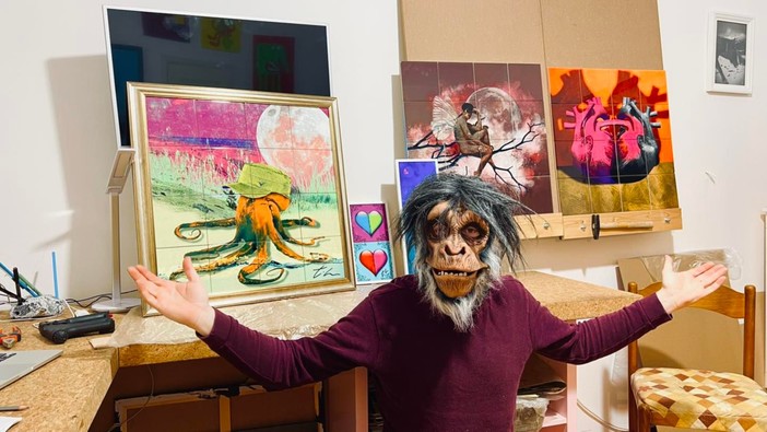 La finestra sul mondo di Tiler, l'artista mascherato: “Sogno le mie opere prima di realizzarle” La finestra sul mondo di Tiler, l'artista mascherato: “Sogno le mie opere prima di realizzarle”