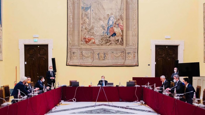Consultazioni, Toti: "Vaccini e capacità di spesa: parlato con Draghi di cose concrete" Consultazioni, Toti: "Vaccini e capacità di spesa: parlato con Draghi di cose concrete"