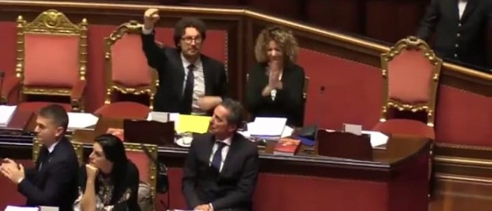 Il Decreto Genova è legge, ma scoppia la bagarre in Senato a causa di Toninelli