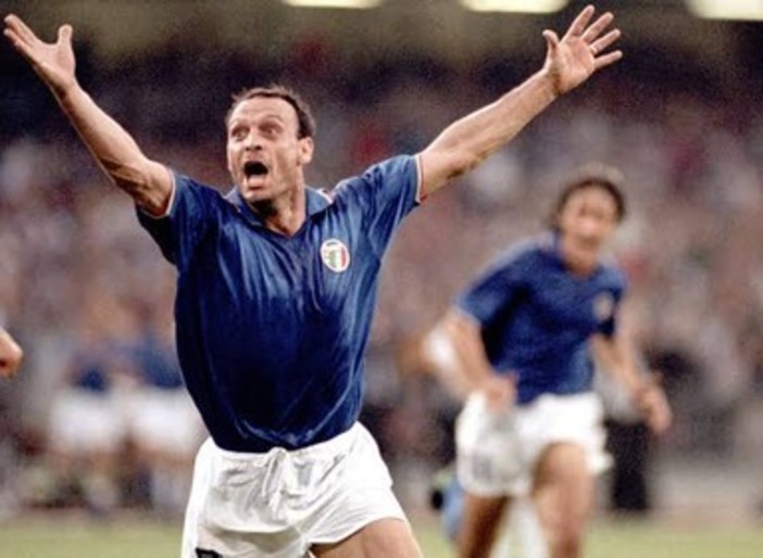 Totò Schillaci con la maglia della Nazionale a Italia 90 Totò Schillaci con la maglia della Nazionale a Italia 90