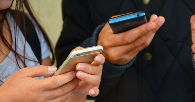 Professoresse svestite con l’IA nella chat di classe: denunciati due quattordicenni Professoresse svestite con l’IA nella chat di classe: denunciati due quattordicenni