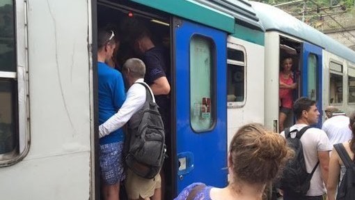 Treni affollati in Liguria, sindacati: &quot;Necessario intervento delle forze dell'ordine&quot;