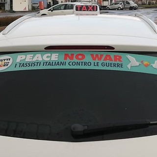 Tassisti genovesi contro le guerre: ecco il banner sui lunotti posteriori delle vetture