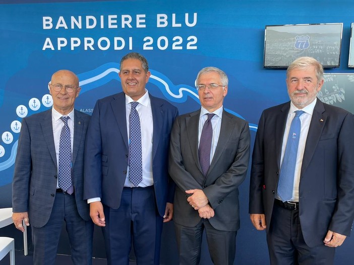 Salone Nautico, Toti in visita allo stand dedicato alle Bandiere Blu della Liguria Salone Nautico, Toti in visita allo stand dedicato alle Bandiere Blu della Liguria