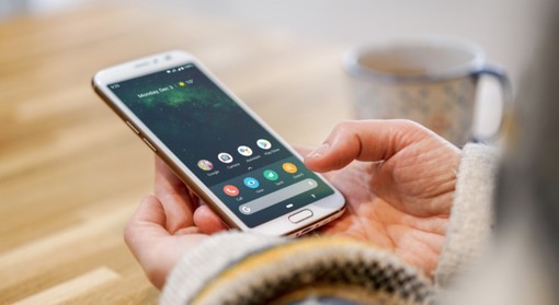 “Adotta un nonno, adotta un nipote”: a lezione di smartphone