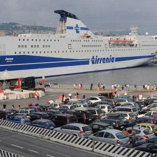 Allerta caldo, la Protezione Civile è pronta a distribuire acqua ai passeggeri in coda al terminal traghetti