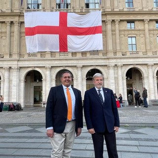 Srotolata la Bandiera di San Giorgio sulla facciata del Palazzo della Regione
