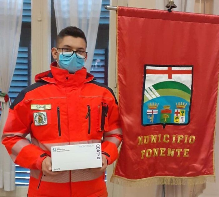 Il Municipio VII Ponente dona tute protettive e guanti al personale delle pubbliche assistenze (FOTO) Il Municipio VII Ponente dona tute protettive e guanti al personale delle pubbliche assistenze (FOTO)
