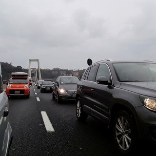 Camion ribaltato sull'A10: Genova paralizzata
