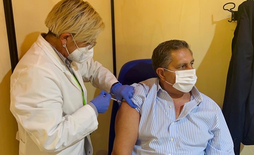 Quarta dose per Giovanni Toti: "Vaccinatevi per evitare che il covid torni a far male"