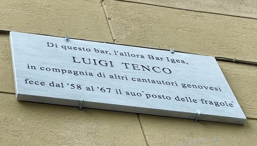 La targa per Luigi Tenco in via Cecchi
