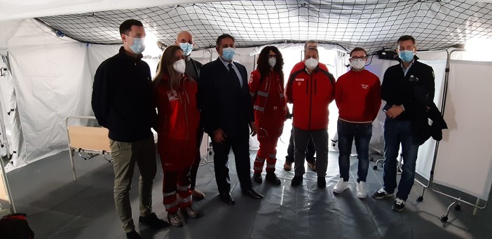 Covid, visita del presidente Toti a Campound Cri al San Martino: "Allestito in tempo record"