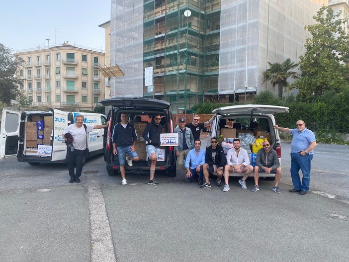 I tassisti di Genova per l'emergenza in Emilia: consegnati alla Protezione Civile di Ravenna beni di prima necessità I tassisti di Genova per l'emergenza in Emilia: consegnati alla Protezione Civile di Ravenna beni di prima necessità