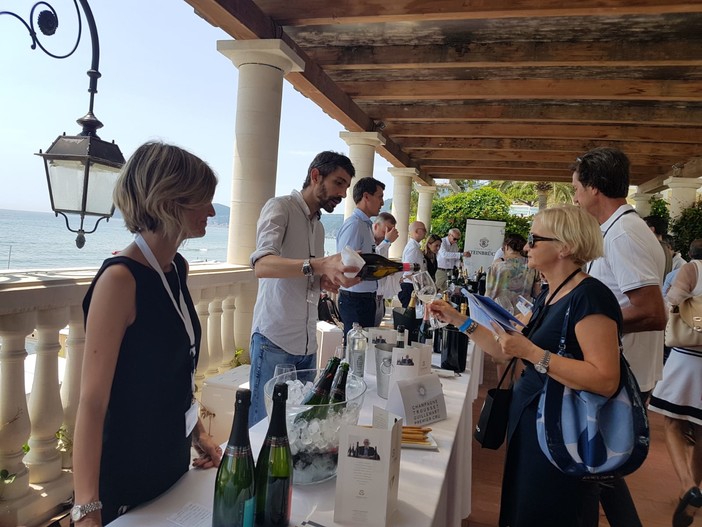 Alassio, in alto i calici con "Un mare di Champagne" (FOTO e VIDEO) Alassio, in alto i calici con "Un mare di Champagne" (FOTO e VIDEO)