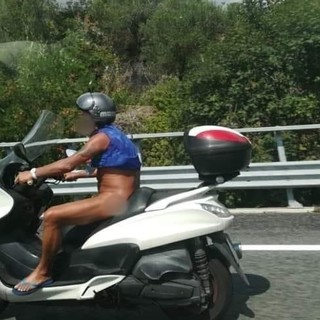 Nudo in autostrada, motociclista di 60 anni fermato dalla polizia