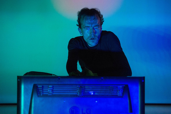 "Una giornata qualunque del danzatore Gregorio Samsa": alla Sala Mercato "Una giornata qualunque del danzatore Gregorio Samsa": alla Sala Mercato