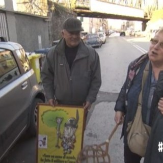 Ponte Morandi, coppia di sfollati  mette in salvo il poster degli "Uomini di Mondo"