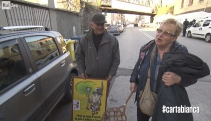 Ponte Morandi, coppia di sfollati mette in salvo il poster degli "Uomini di Mondo" Ponte Morandi, coppia di sfollati mette in salvo il poster degli "Uomini di Mondo"