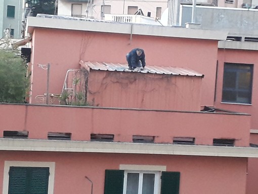 Sampierdarena: sale sul tetto senza protezioni. Incoscienza da non imitare (VIDEO) Sampierdarena: sale sul tetto senza protezioni. Incoscienza da non imitare (VIDEO)