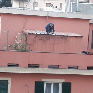 Sampierdarena: sale sul tetto senza protezioni. Incoscienza da non imitare (VIDEO) Sampierdarena: sale sul tetto senza protezioni. Incoscienza da non imitare (VIDEO)