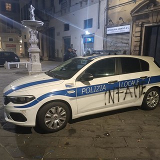 Vandali imbrattano auto della Polizia Locale e palazzo della Regione (Foto)