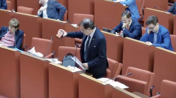 Valter Pilloni (Vince Genova) sventola una key box in consiglio comunale Valter Pilloni (Vince Genova) sventola una key box in consiglio comunale