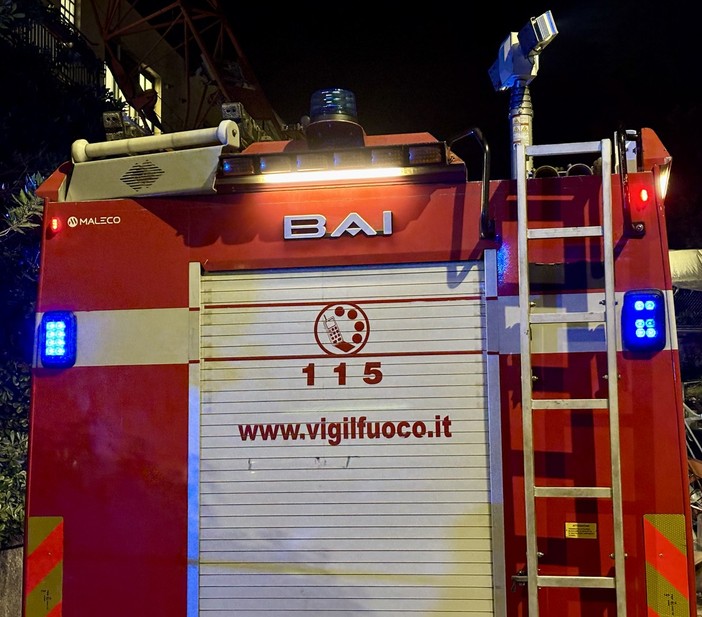 Camion in fiamme sulla A12, la chiusura si prolunga: dall'incendio danni alla volta della galleria &quot;Del Fico&quot;