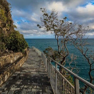 Un Natale senza Via dell’Amore: slitta al 2025 la riapertura dell’iconico sentiero tra Riomaggiore e Manarola