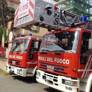 Mattinata di lavoro per i vigili del fuoco: incendio in una casa di via Monte Timone, si rompe una tubazione in via Pertinace