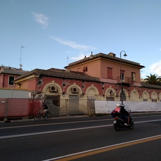 Pra’, la destinazione dell’ex stazione ferroviaria è ancora in altissimo mare Pra’, la destinazione dell’ex stazione ferroviaria è ancora in altissimo mare