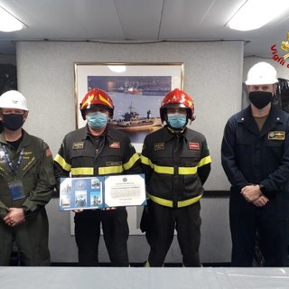 Vigili del fuoco di Genova insigniti di una targa per un intervento di soccorso sulla Navy Mount Whitney (FOTO)