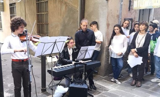 Pegli, venticinque pittori e i musicisti dell’Istituto Comprensivo animano vico Sinope per tutta la giornata di sabato