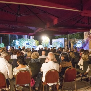 Comicità, musica live, spettacoli e swing per la nova stagione di Villa Pagoda