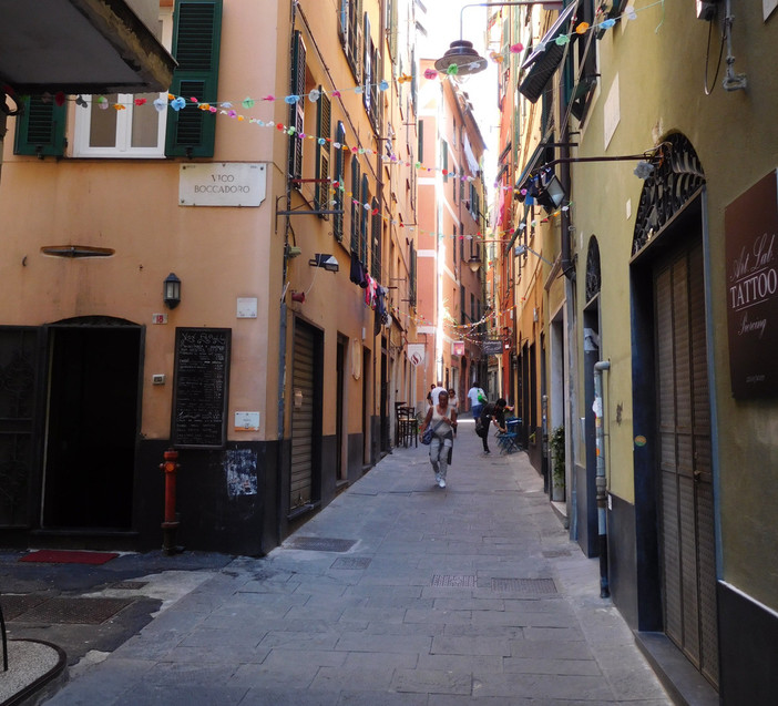 Via Ravecca, lite tra ex coinquilini finisce a bottigliate: ferito un 30enne