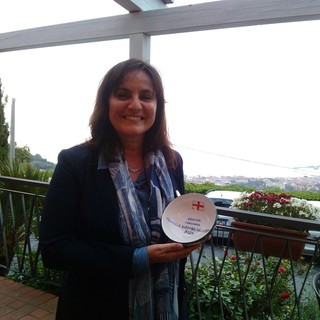 Sonia Viale ha ricevuto un piatto decorato, prodotto in onore della candidatura di Genova come Capitale europea dello sport del 2023