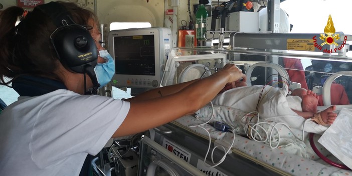 Neonato in volo verso l'ospedale Gaslini di Genova sull'elicottero dei vigili del fuoco [FOTO]
