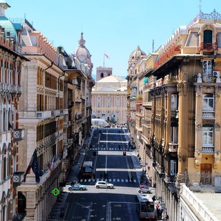 Si avvicina a un uomo in negozio e gli ruba il cellulare: scoperto e fermato da un agente fuori servizio