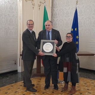 Ventennale di Assoutenti, consegnata una targa al prefetto Renato Franceschelli