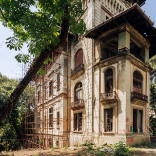 Castelletto, cantiere infinito per il nuovo asilo nido a Villa Gruber: scontro in Consiglio comunale
