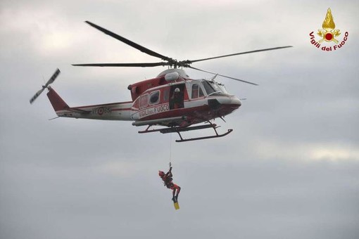 Cadavere in mare: il recupero con l'elicottero dei Vigili del Fuoco
