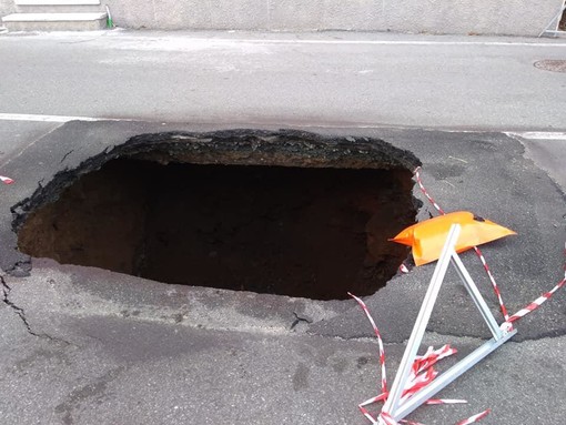 Cede un tratto di via Rubens, strada chiusa per 20 giorni tra Voltri e Arenzano