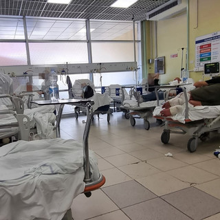 Malati stipati al Villa Scassi, Sansa: “Pazienti da quattro giorni sulle brandine”
